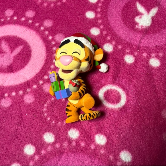 Disney Christmas Tigger Flocked Funko Pop No Box - Picture 3 of 5